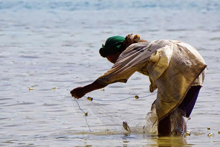 Femme pêchant au filet à Madagascar